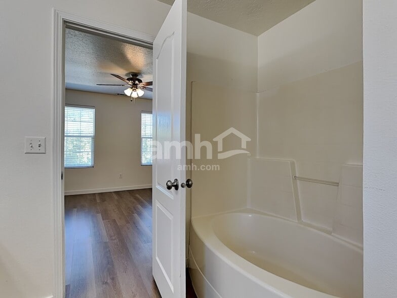 Building Photo - 9707 W Brogan Dr
