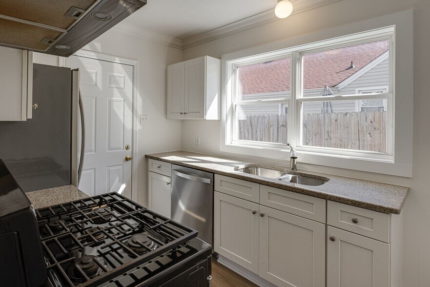 Building Photo - 5211 Sunbeam Ave