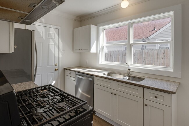 Building Photo - Newly Renovated 3BR/1BTH with Loft for Rent!