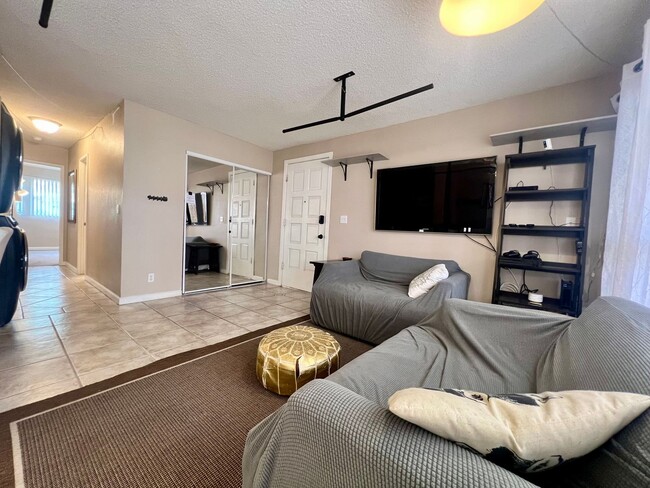 Building Photo - Furnished 2 Bedroom 2 Bathroom Condo with ...