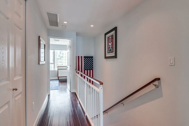 Building Photo - Luxury  Unit in Little Italy