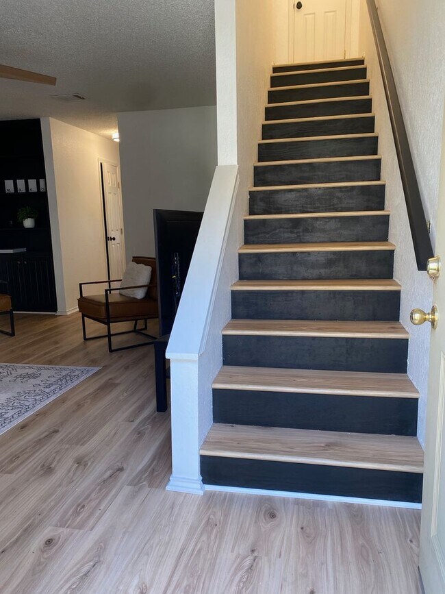 Building Photo - Furnished 2/2.5 Condo Blocks from Baylor Campus!