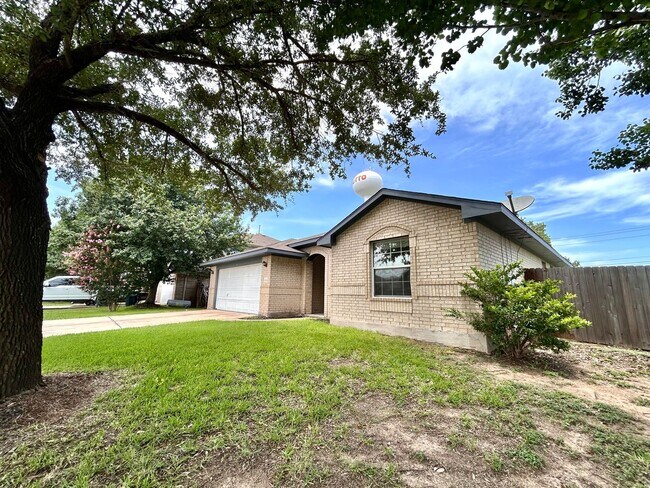 Building Photo - Spacious 4/BR 3/BA One-Level Home with Lar...