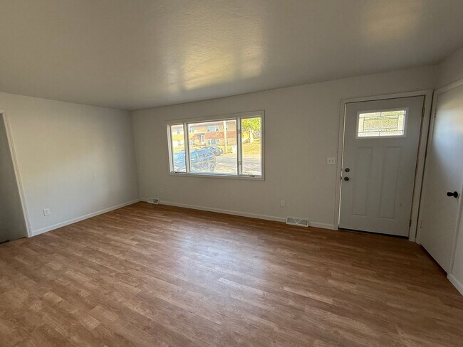 Building Photo - 3 Bedroom Home