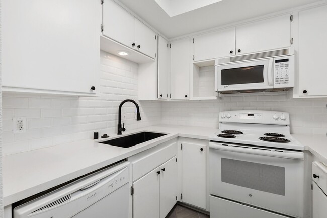 Building Photo - Beautiful & Spacious 1BD/1BA Condo - Walk ...