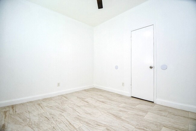 Building Photo - 2203 Briarview Dr