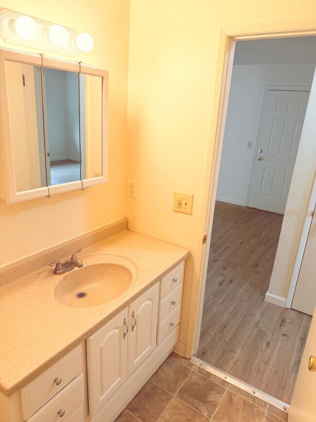 Building Photo - 2bed/1 Bath Second Level Unit on Near SE Powell/Ross Island Bridge