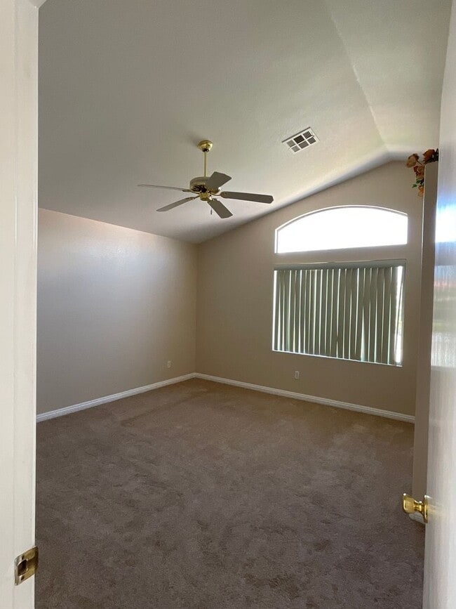 Building Photo - 2 Story Home, 3br, 2cg