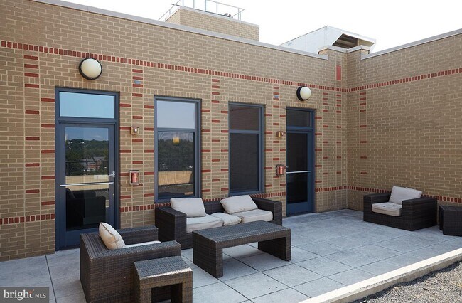 Building Photo - 525 N Fayette St