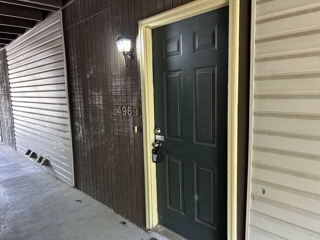 Building Photo - 4969-4967 7 Pine Cir