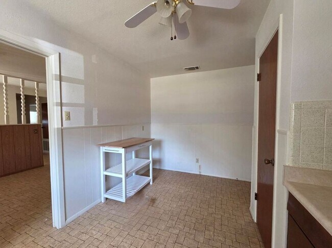 Building Photo - FOR LEASE!!