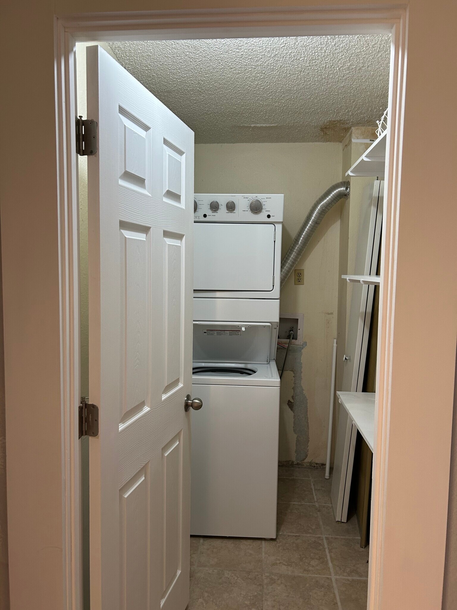 Building Photo - 1350 Golden Cir