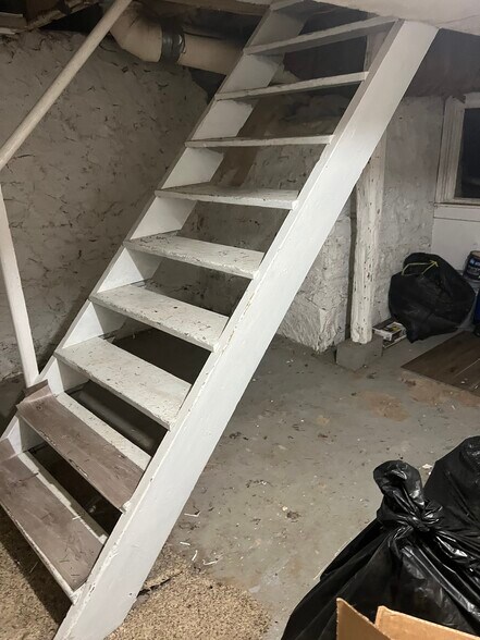 Building Photo - 300 S Washington St