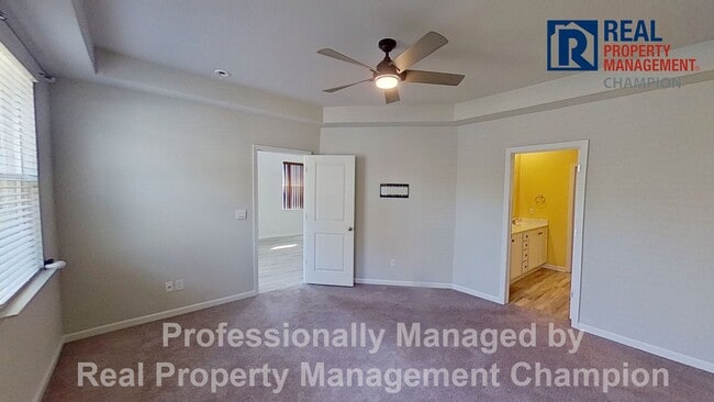 Building Photo - Beautiful and Spacious End Unit Townhouse