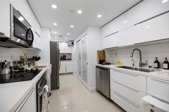 Building Photo - 3200 Collins Ave