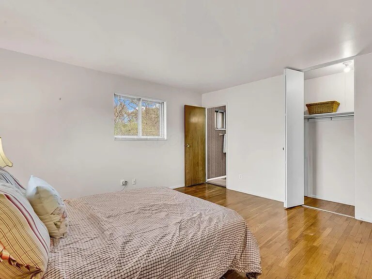 Building Photo - 300 Brookhaven Dr E