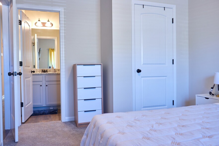 Building Photo - Room in Townhome on Bayrose Cir