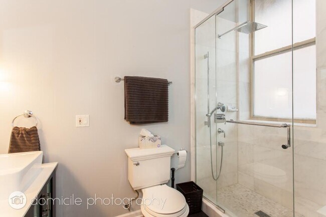 Building Photo - 3 bedroom in Chicago IL 60612