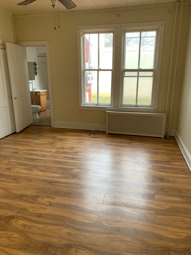 Building Photo - 935 S Queen St