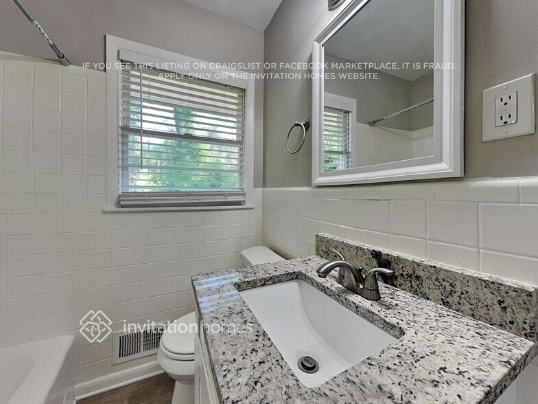 Building Photo - 3582 Highwood Dr SW