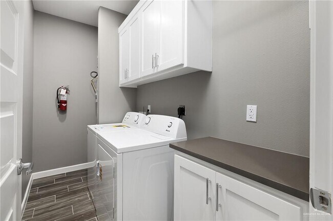 Building Photo - 2107 Cassandra St