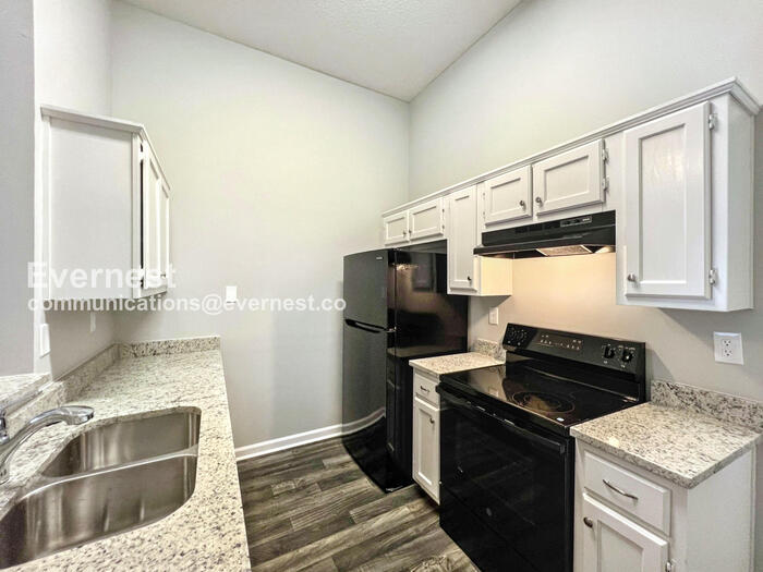 Building Photo - 5637 Kaitlyn Dr W