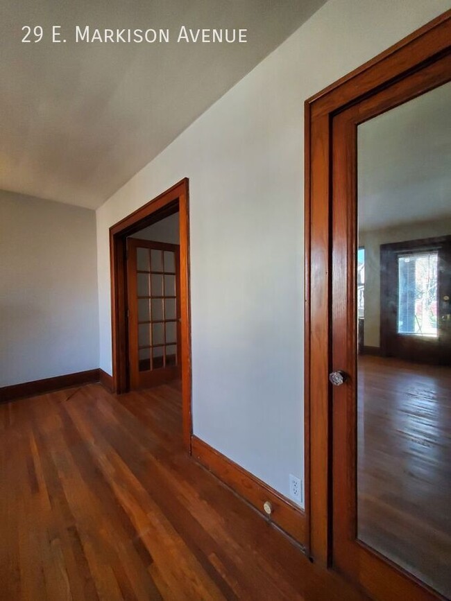 Building Photo - Spacious Townhome with Original Features A...