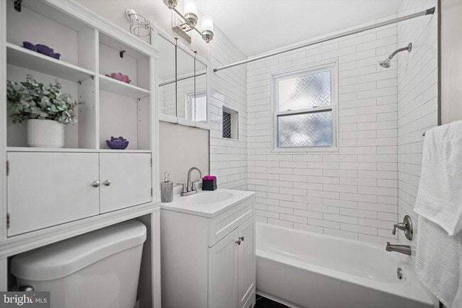 Building Photo - 9109 Pinehurst Dr