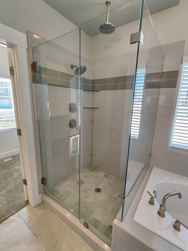 Building Photo - Spacious 6 Bed, 3.5 Bath Home in Clinton, UT