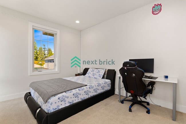 Building Photo - Luxury Meets Innovation | Stunning 5Bed, 5...
