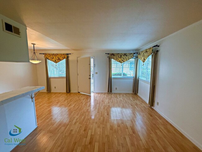 Building Photo - $2695 - 2 Bed/1 Bath Townhome in North San Jose-Near Lightrail