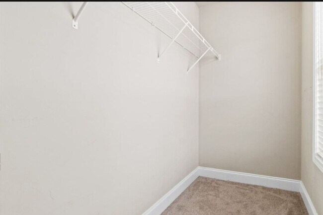Building Photo - Spacious 5BR House in Clarksville