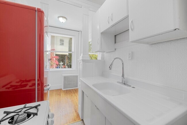 Building Photo - 170 Maple St