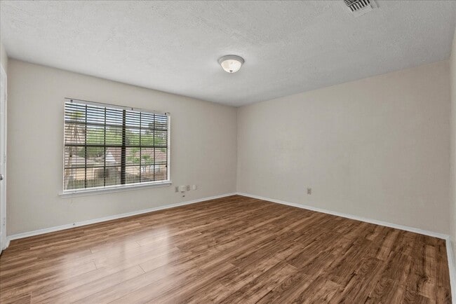 Building Photo - 430 Redway Ln