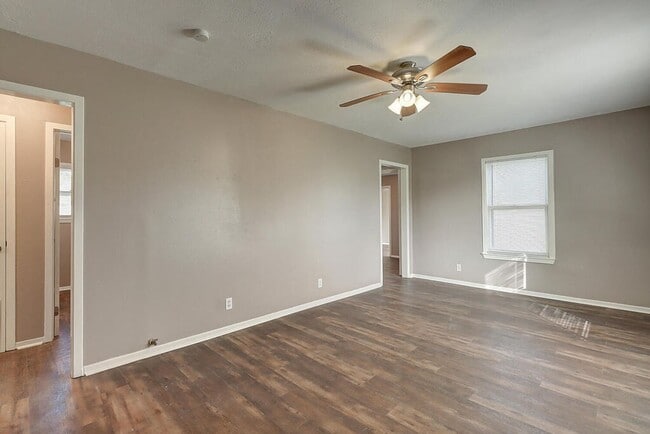 Building Photo - 10921 Shady Ln