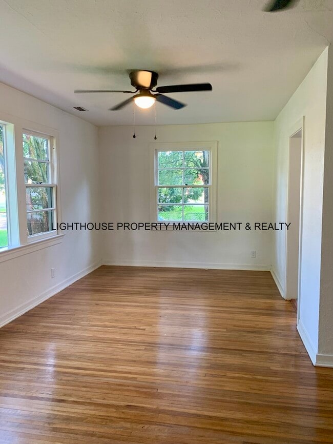 Building Photo - COMING SOON! Renovated 2 Bed/2 Bath Home! ...