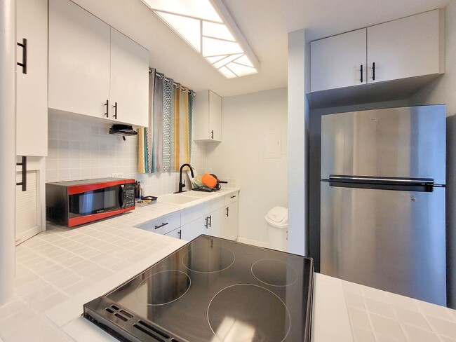 Building Photo - AVAILABLE 11/3/25 1BR / 1Bath / 1Pkg Condo...