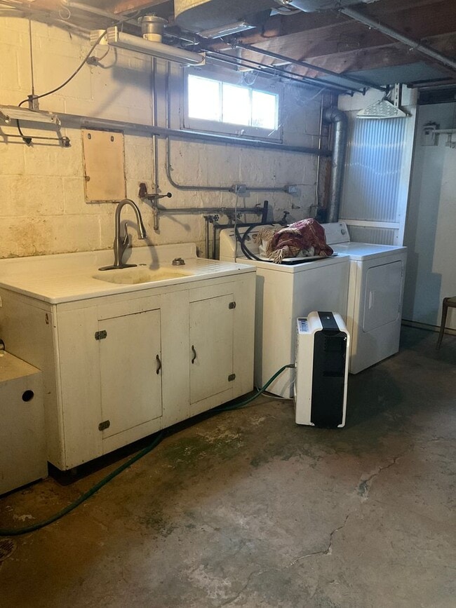 Building Photo - 207 W Hwy 50