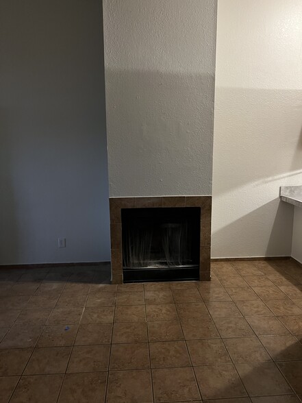 Building Photo - 415 E Thoroughbred St