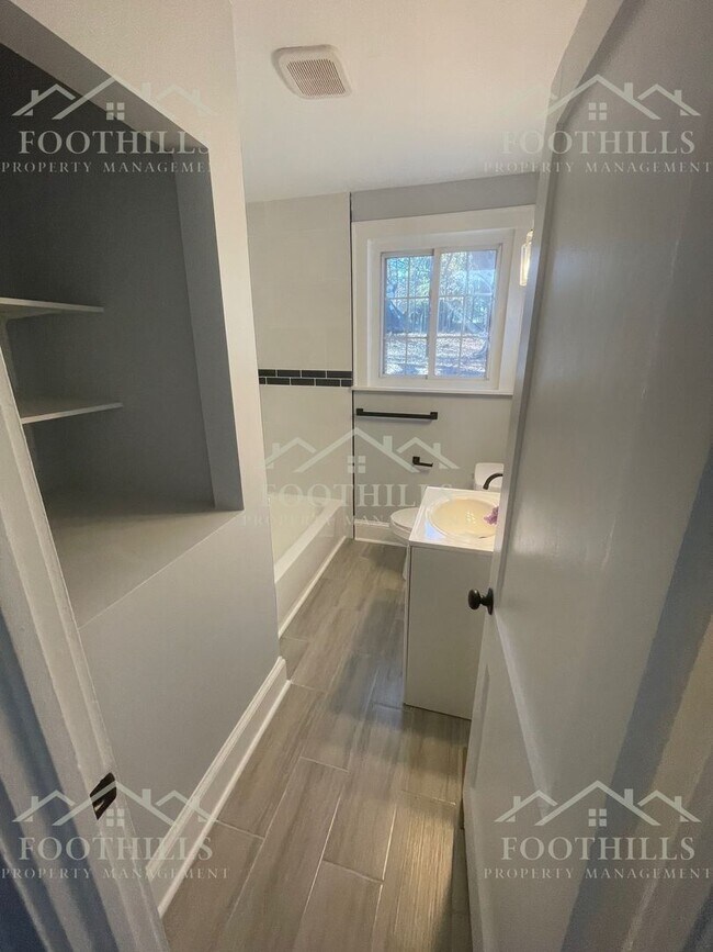 Building Photo - 301 Eskew Cir