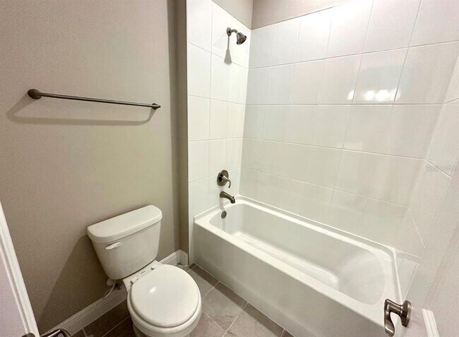 Building Photo - 2122 Divot Dr