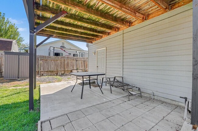 Building Photo - 7400 Newbrook Dr