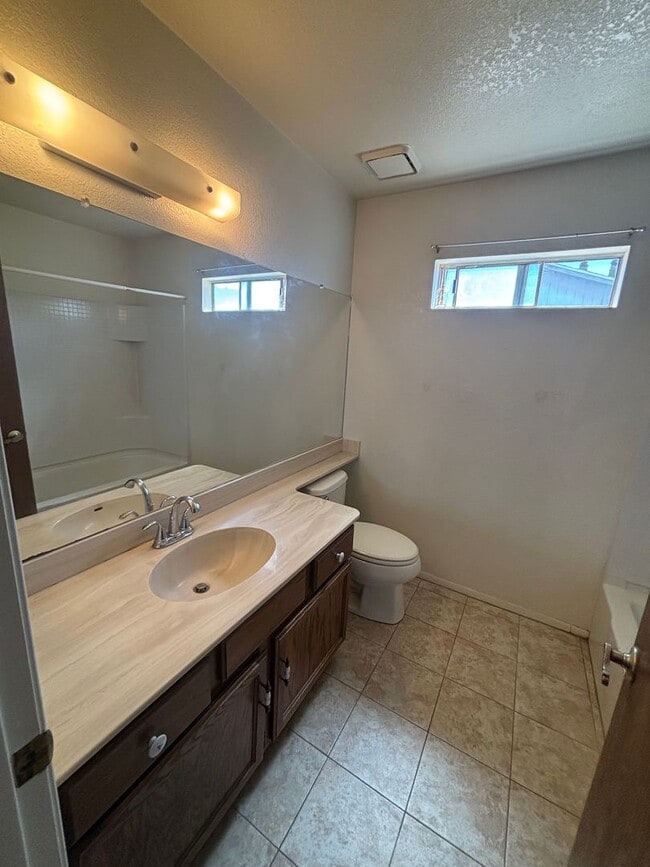 Building Photo - 554 Hegge Dr