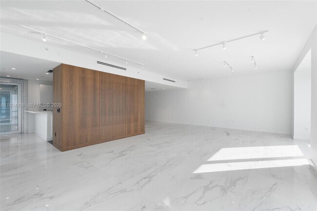 Building Photo - 1425 Brickell Ave