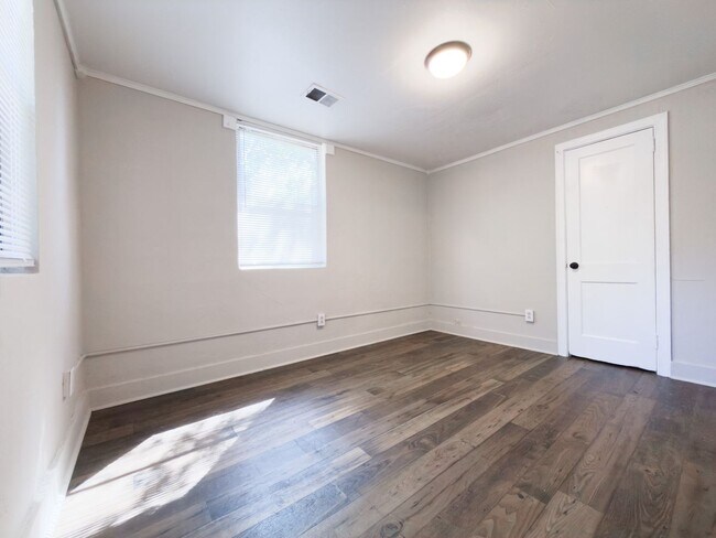 Building Photo - 2181 Eleanor Dr