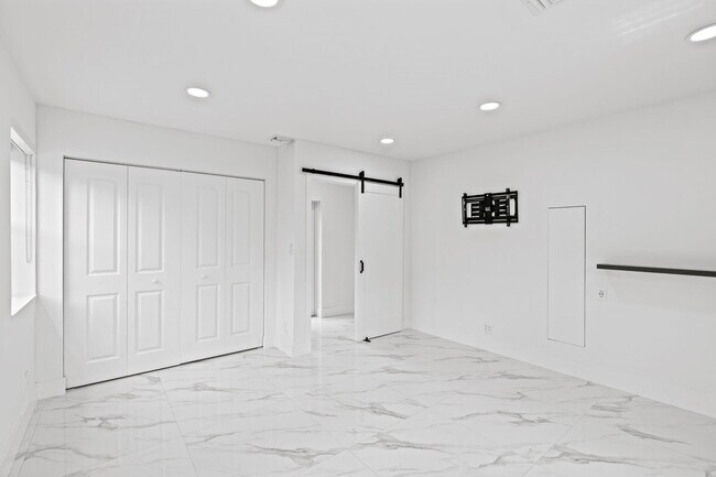 Building Photo - 5341 N Andrews Ave