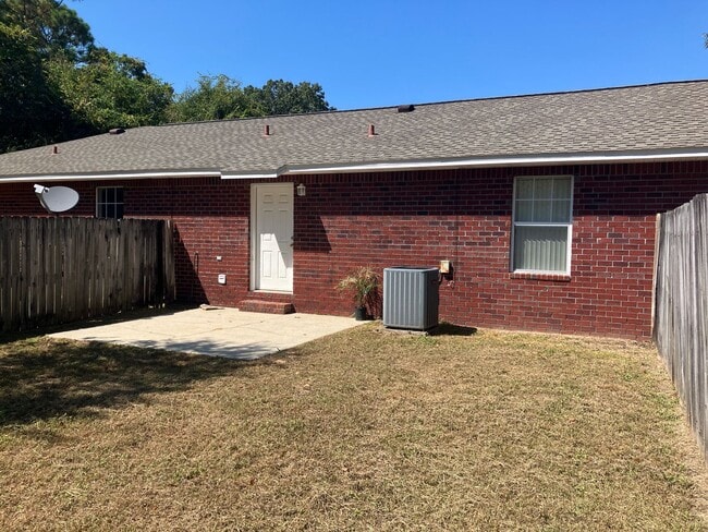 Building Photo - Two Bedroom Unit in Bustling 9 Mile Area i...