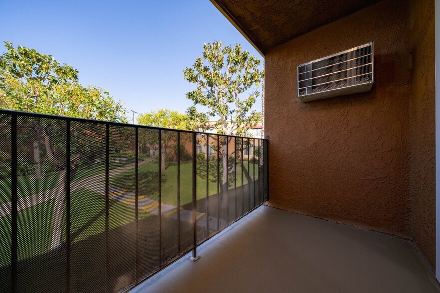 Building Photo - 1440 Oak Dr