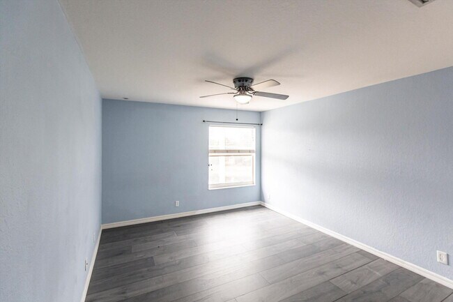Building Photo - Rare 5 Bedroom Pool Home in Gated Community