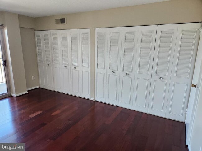 Building Photo - 1300 Army Navy Dr